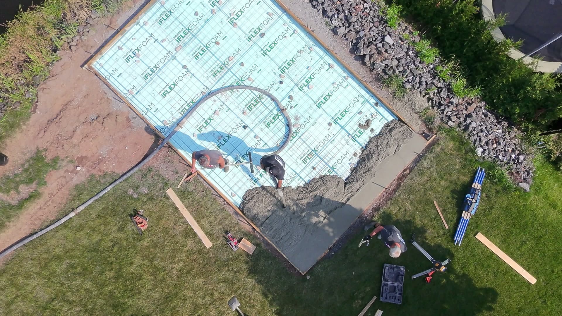 Vue de drone du chantier : panneaux isolants rigides et armature avant de couler la dalle du prototype