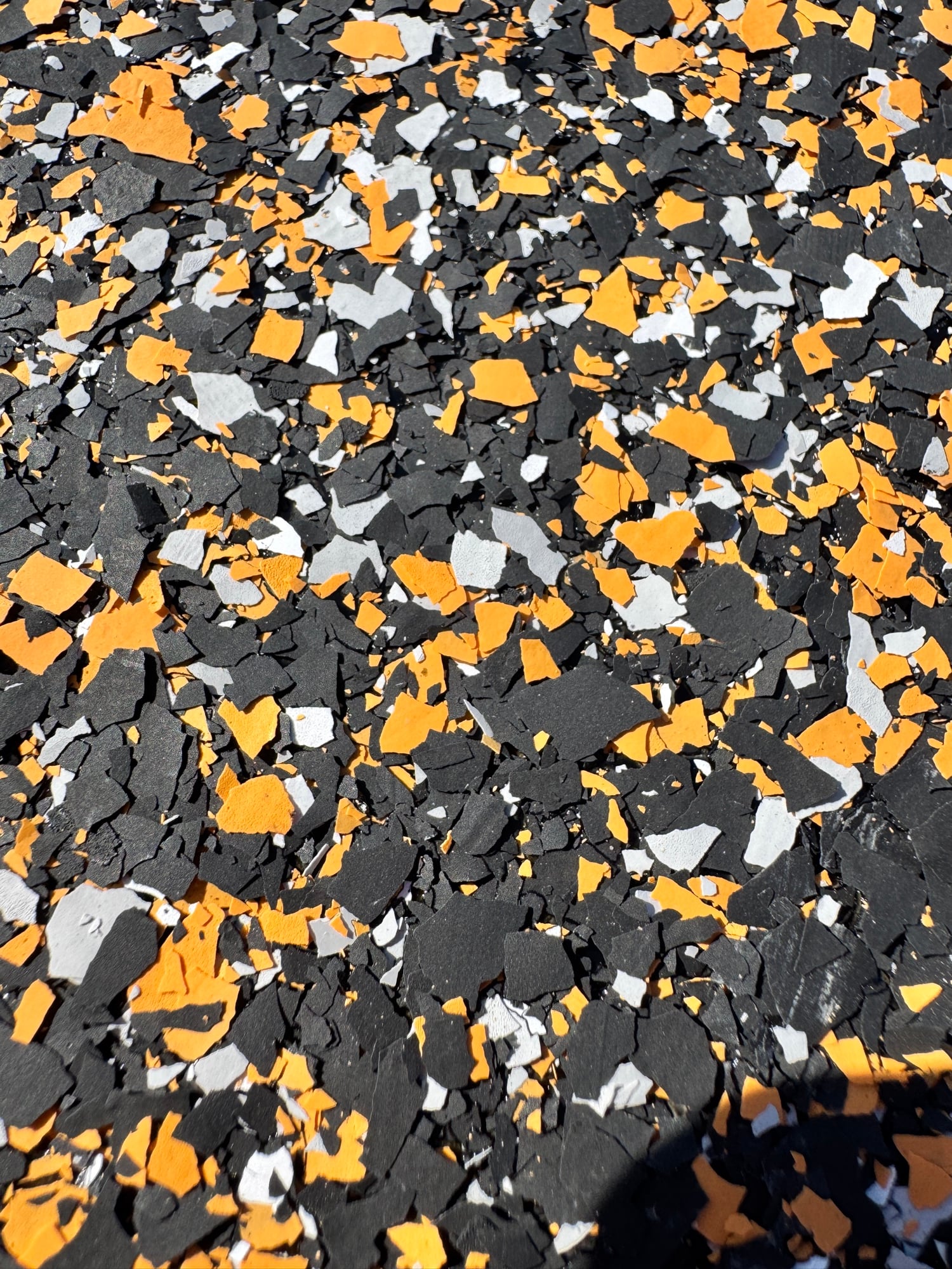 Gros plan des flocons noirs, orange et gris