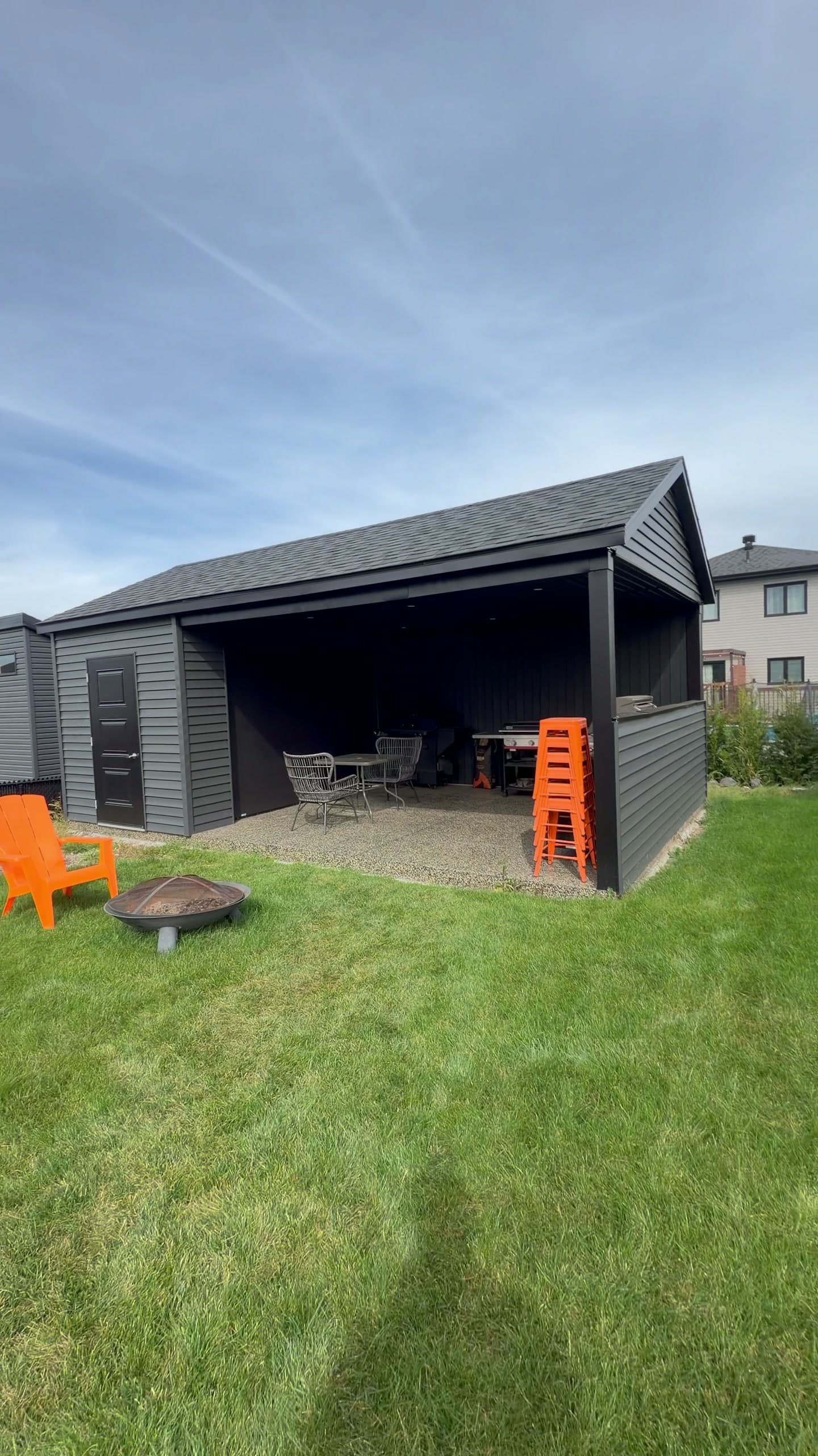 Cabanon BBQ dans une cour résidentielle québécoise