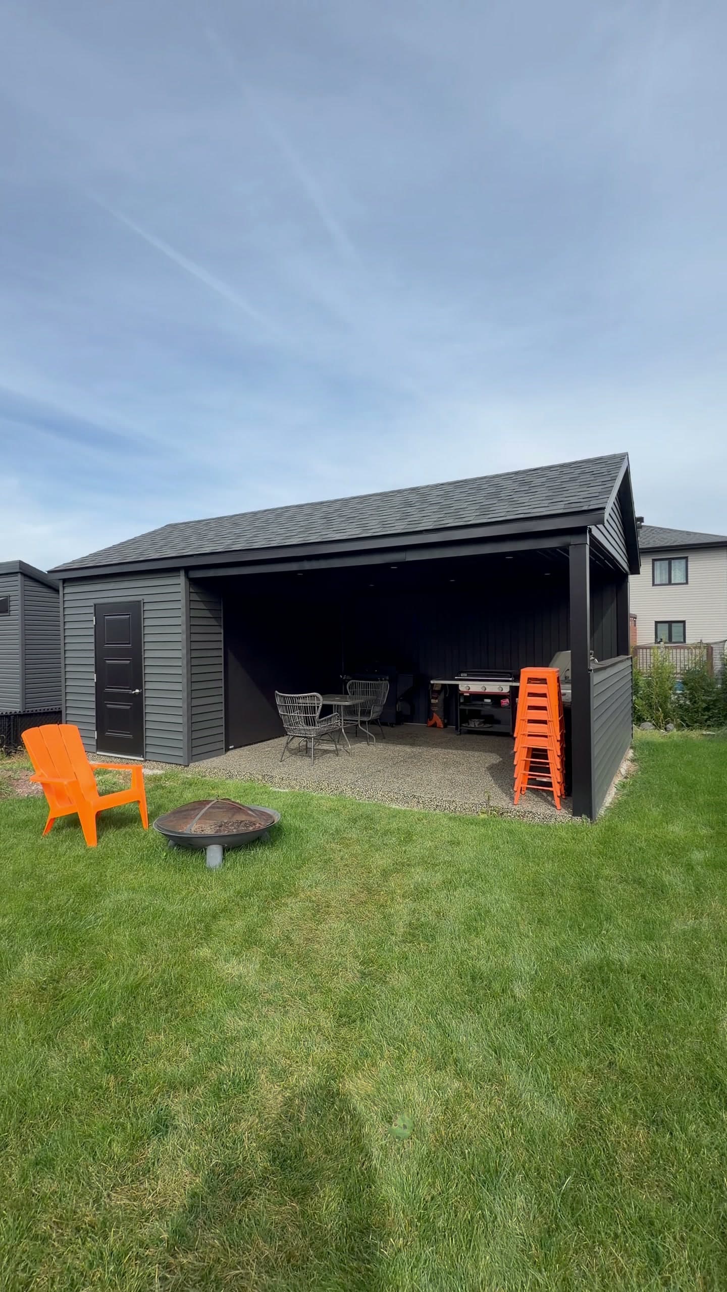 Cabanon BBQ charbon avec annexe couverte et coin feu sur le gazon