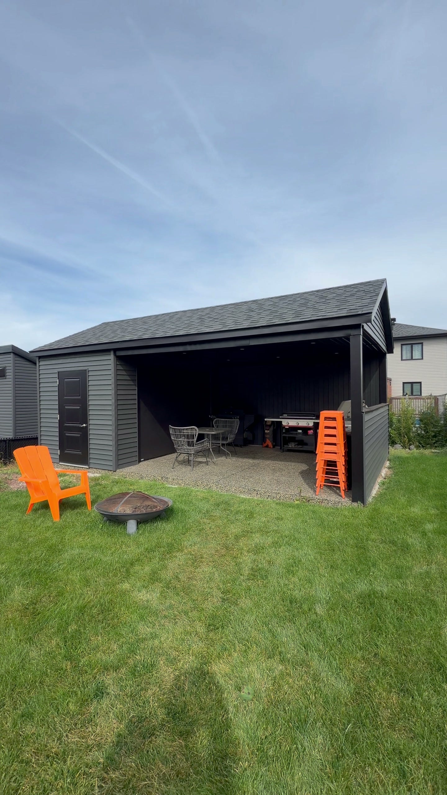 Le cabanon BBQ de Lapierre, vue trois quarts