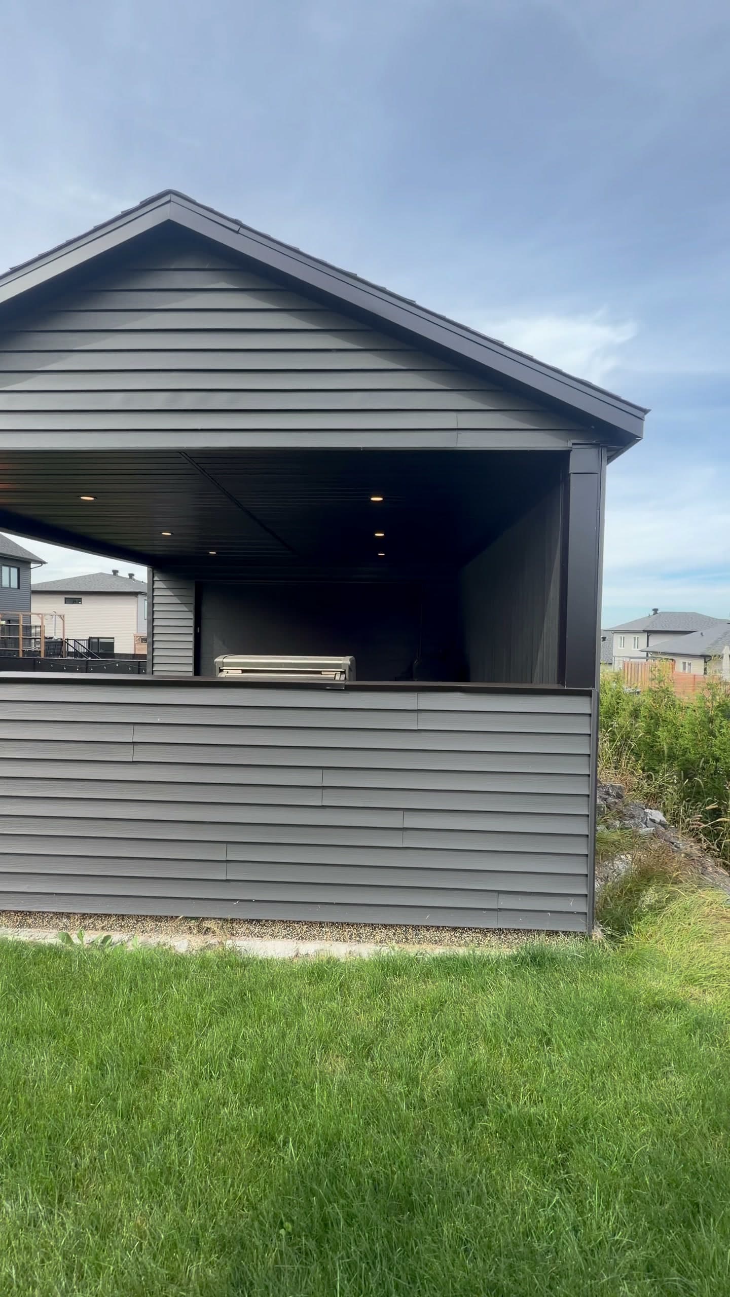 Pignon du cabanon BBQ avec son muret et son toit plein
