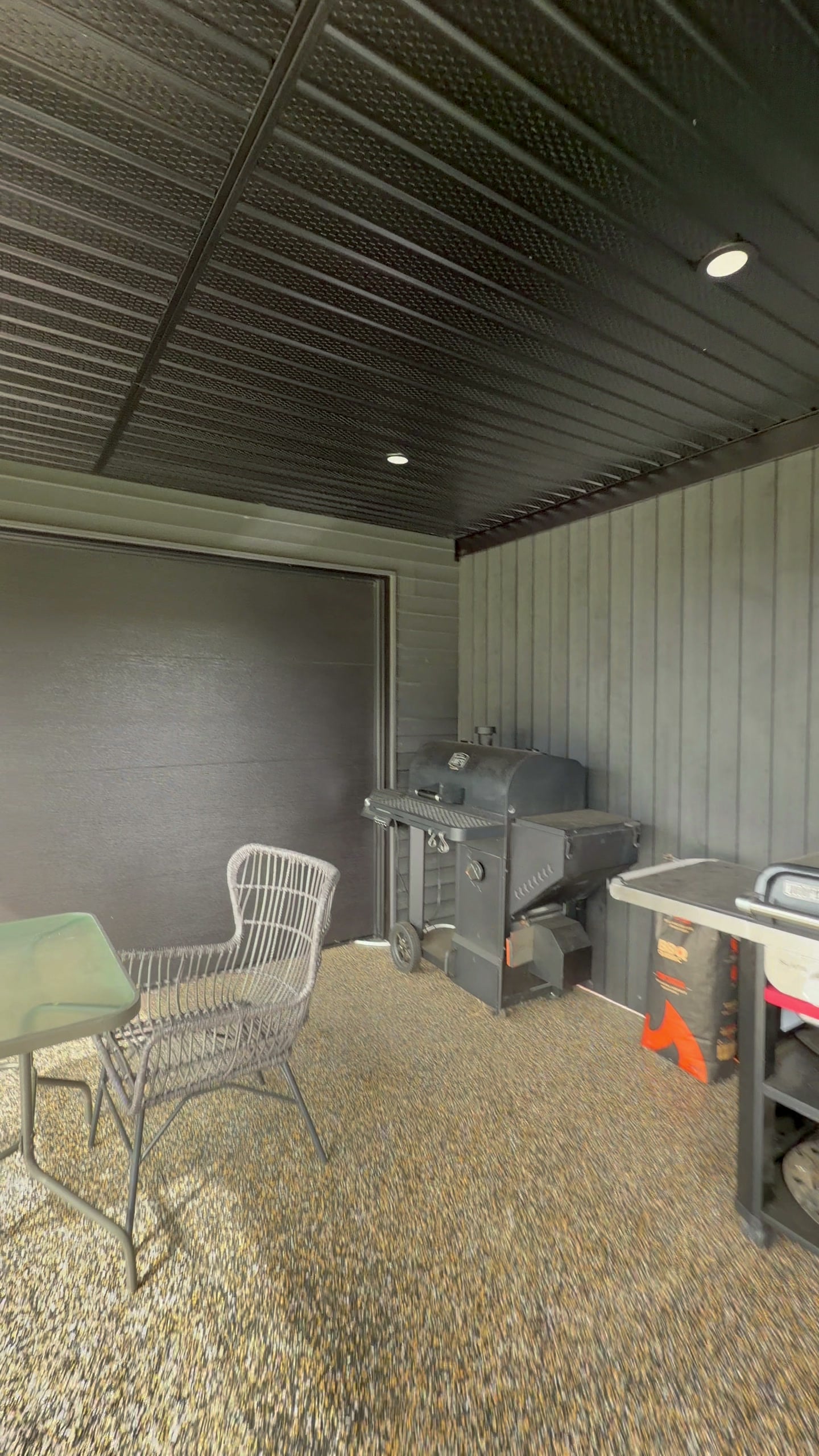 La porte de garage entre le rangement et l'annexe